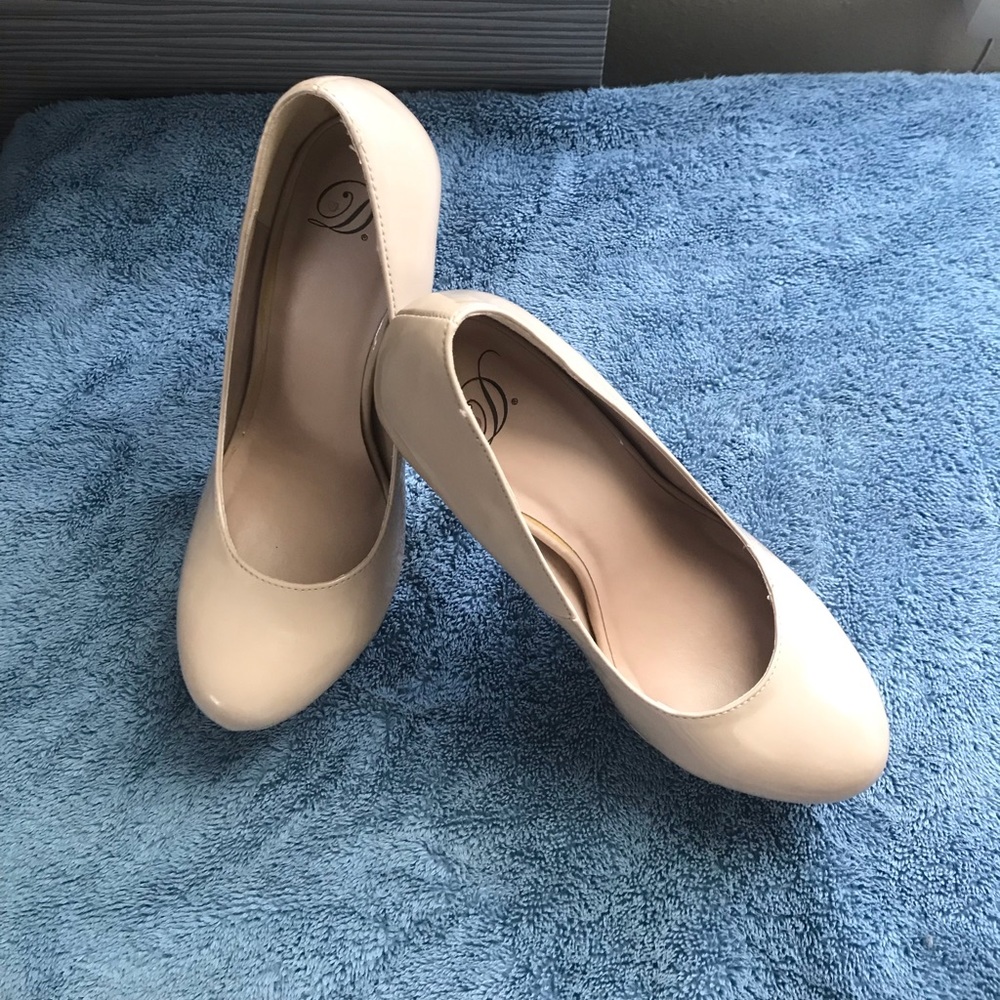Beige platform pump